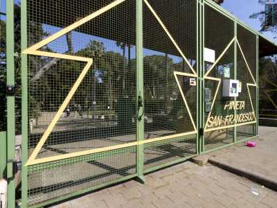 Ci spostiamo ora nella pineta grande, posta come detto dall�altra parte di via Respighi. Usciamo quindi dalla �piccola� per entrare in questo parco...
